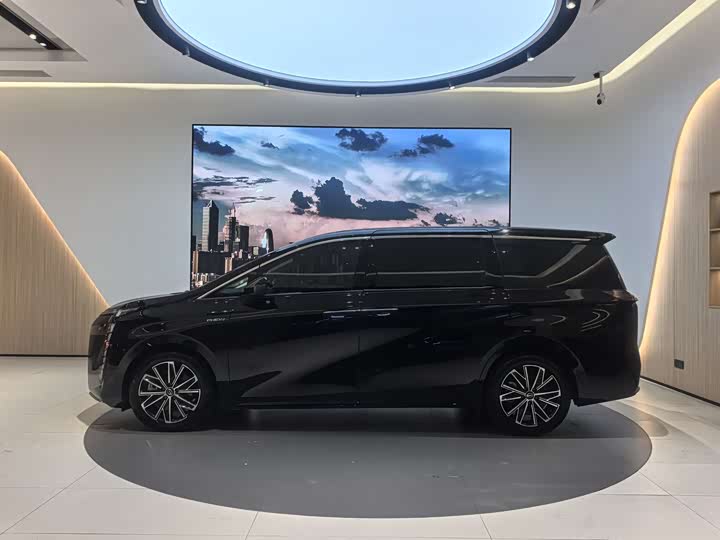 Фото 2 - GAC Trumpchi E8