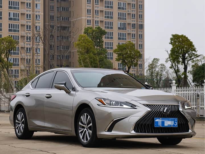 Фото 2 - Lexus ES