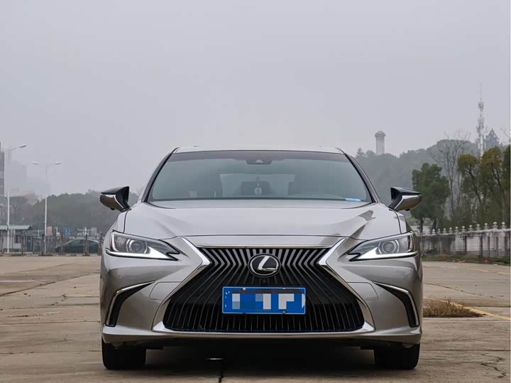 Фото 3 - Lexus ES