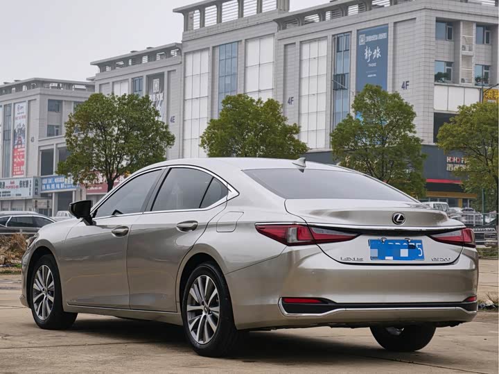 Фото 5 - Lexus ES