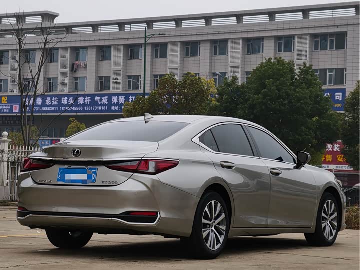 Фото 6 - Lexus ES