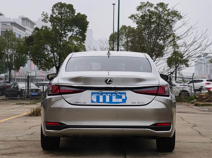 Фото 7 - Lexus ES