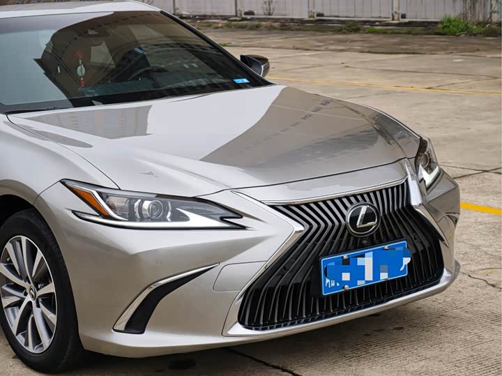 Фото 8 - Lexus ES