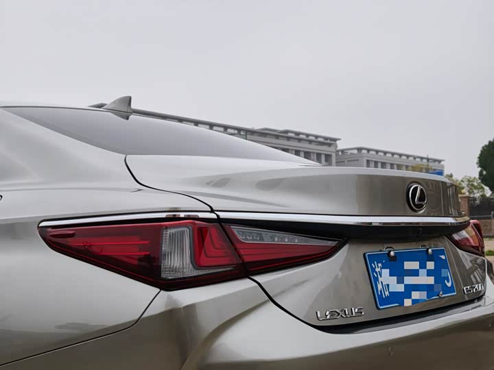 Фото 9 - Lexus ES