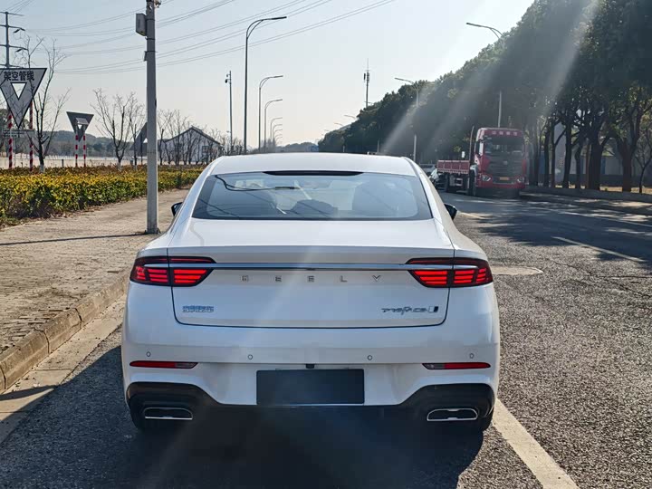 Фото 6 - Geely Preface