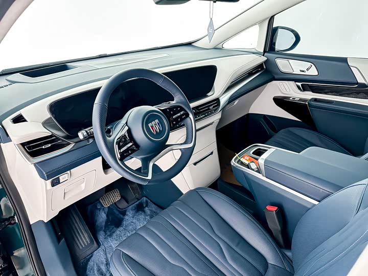 Photo 5 - Buick GL8 Century