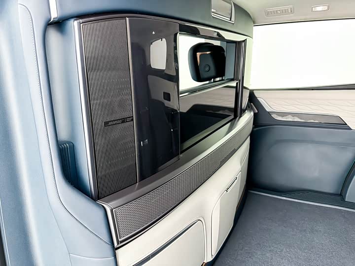 Photo 7 - Buick GL8 Century