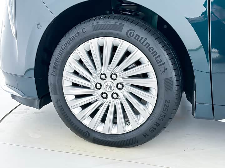 Photo 9 - Buick GL8 Century