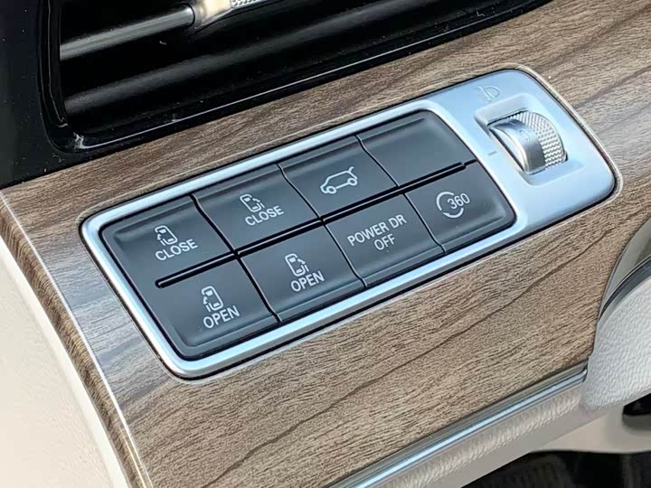 Фото 8 - Roewe iMax 8