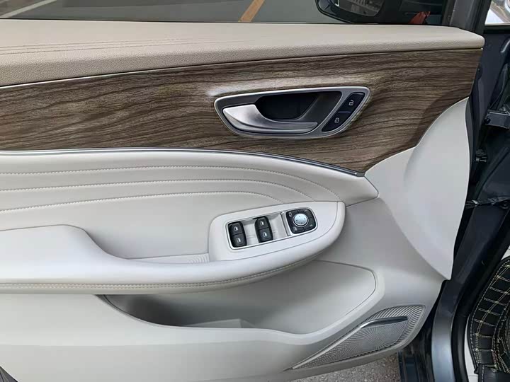 Фото 9 - Roewe iMax 8