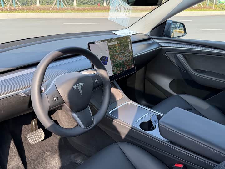 Photo 3 - Tesla Model Y