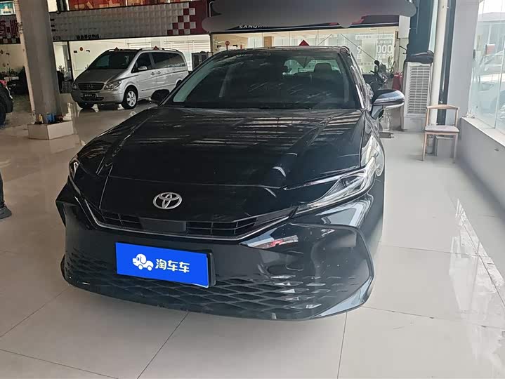 Фото 2 - Toyota Camry