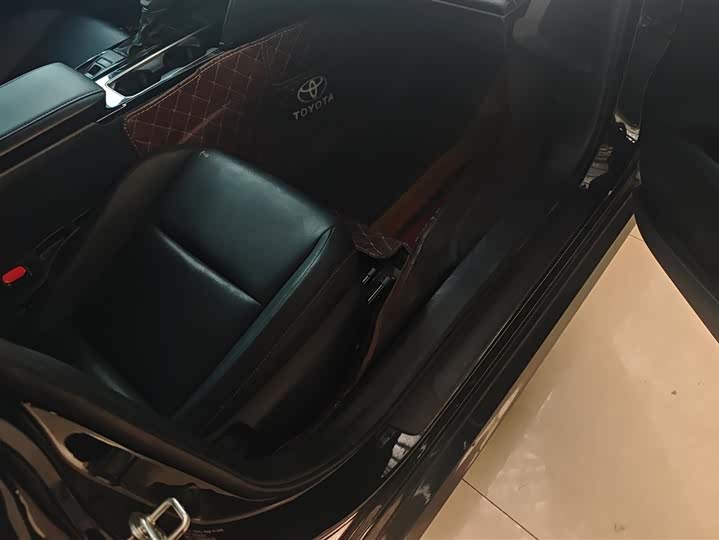 Фото 8 - Toyota Camry