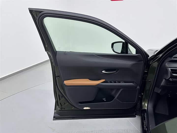 Фото 8 - Lexus UX