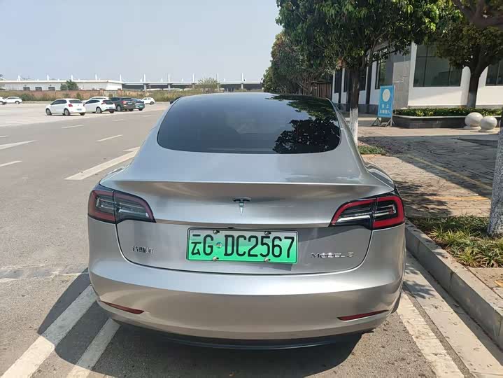 Фото 4 - Tesla Model 3