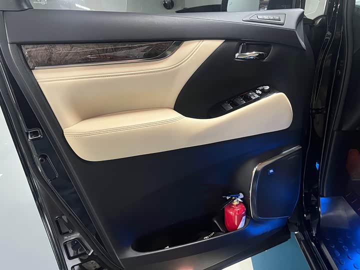 Фото 5 - Toyota Vellfire