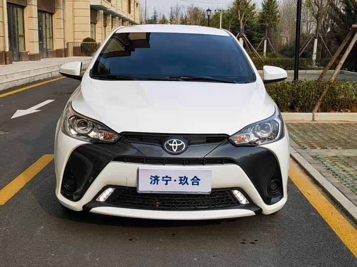 Фото 2 - Toyota Yaris L Hatchback