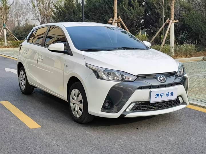 Фото 3 - Toyota Yaris L Hatchback
