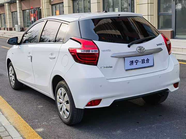 Фото 4 - Toyota Yaris L Hatchback