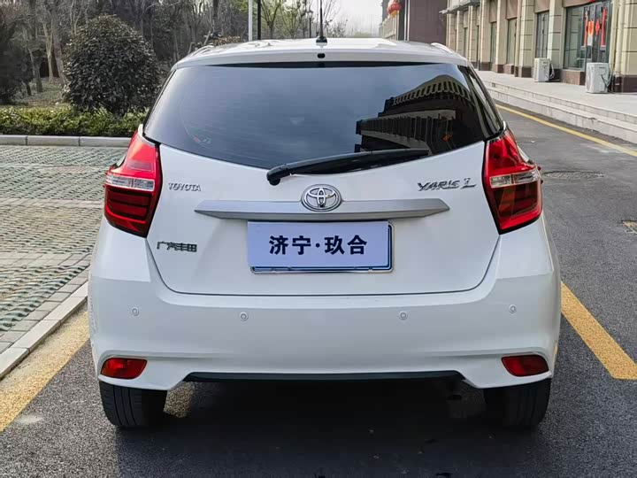 Фото 5 - Toyota Yaris L Hatchback