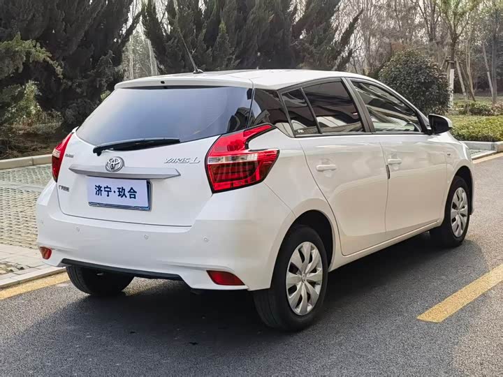 Фото 6 - Toyota Yaris L Hatchback