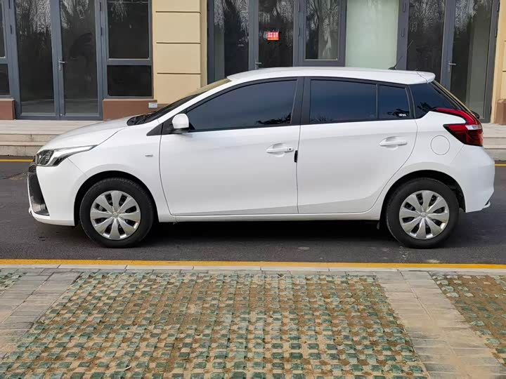 Фото 7 - Toyota Yaris L Hatchback