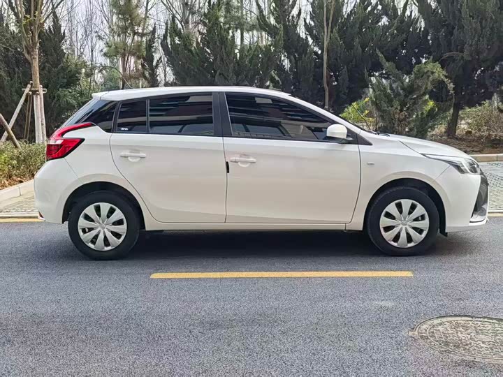 Фото 8 - Toyota Yaris L Hatchback