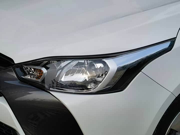 Фото 9 - Toyota Yaris L Hatchback