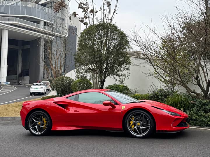 Фото 4 - Ferrari F8