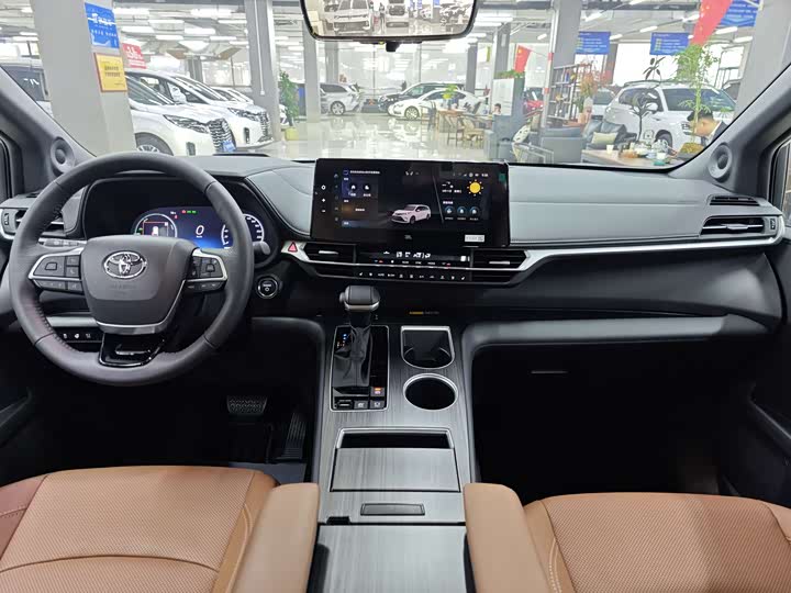 Фото 4 - Toyota Granvia