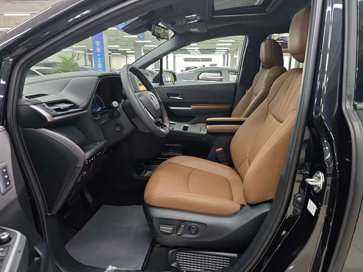 Фото 5 - Toyota Granvia