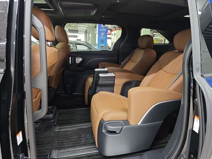 Фото 6 - Toyota Granvia