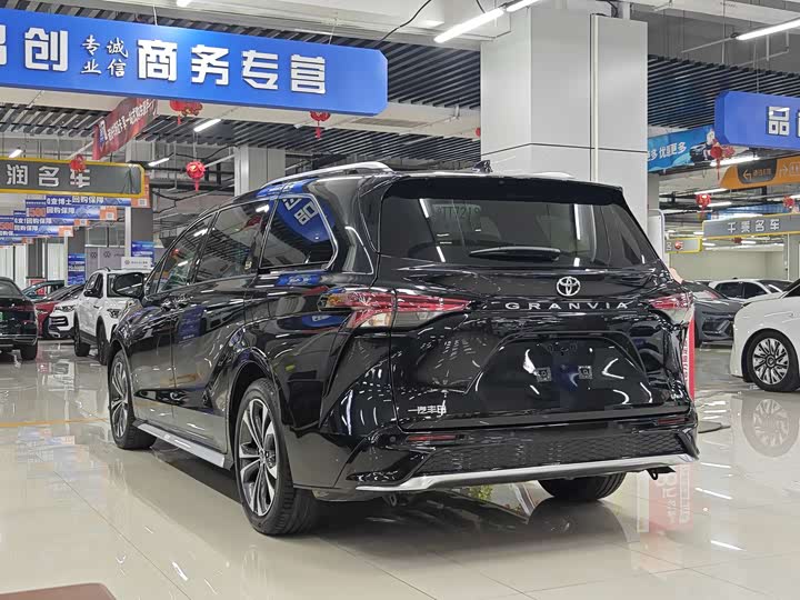 Фото 9 - Toyota Granvia