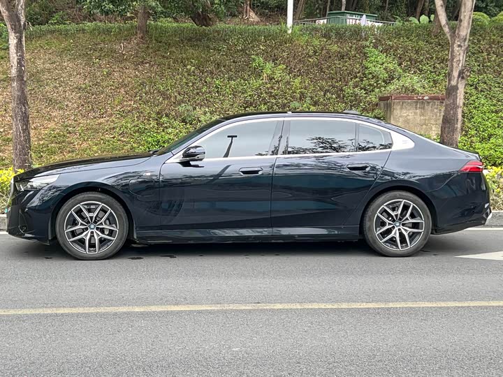 Фото 2 - BMW i5