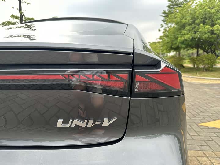 Фото 9 - Changan UNI-V