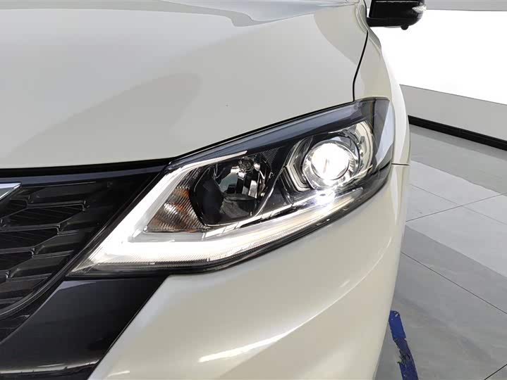 Photo 5 - Nissan Tiida