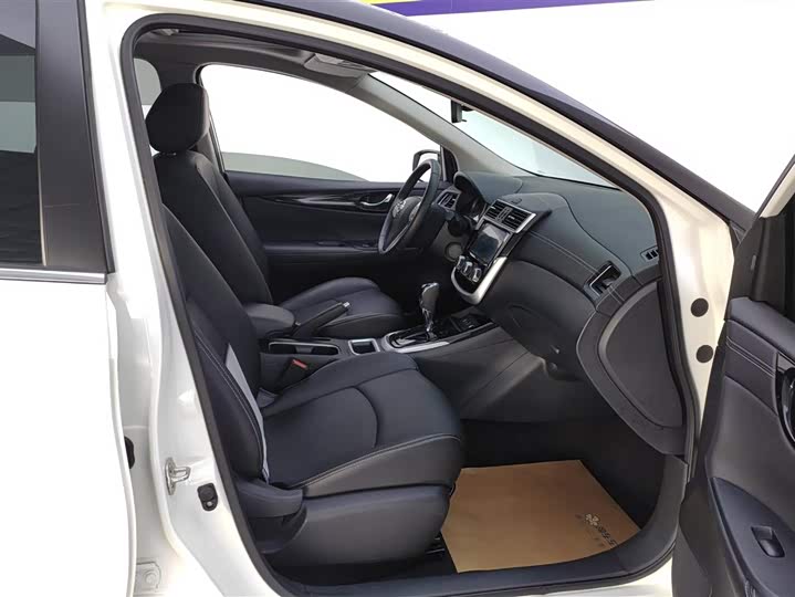 Photo 8 - Nissan Tiida