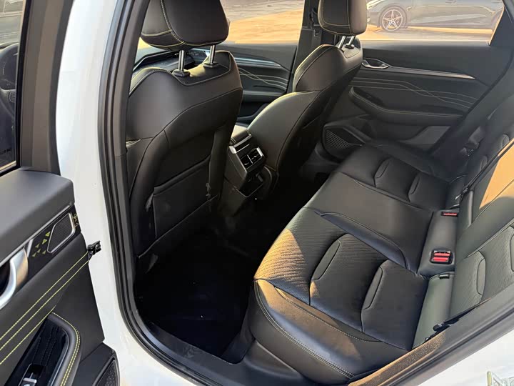 Фото 6 - Geely Preface