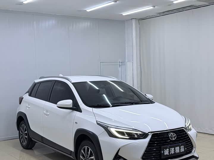 Фото 3 - Toyota Yaris L Hatchback