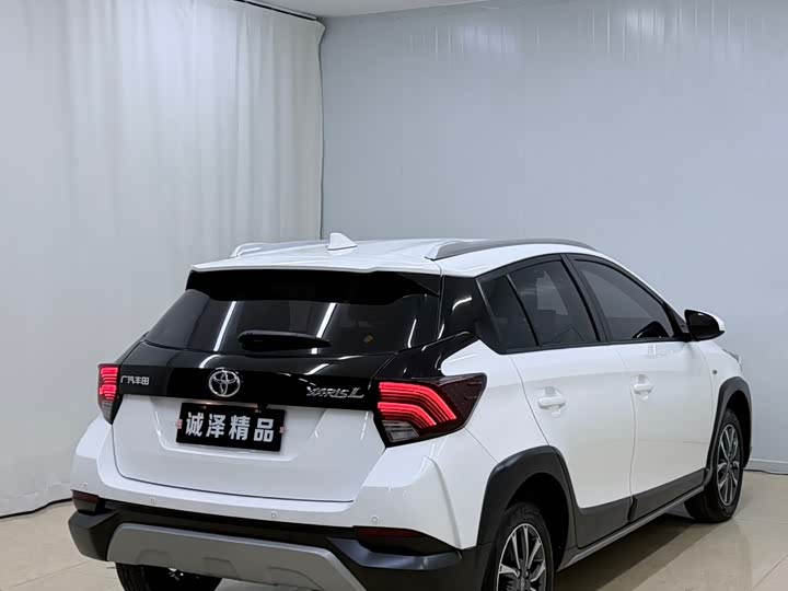 Фото 4 - Toyota Yaris L Hatchback