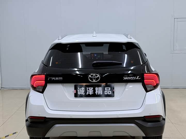 Фото 5 - Toyota Yaris L Hatchback