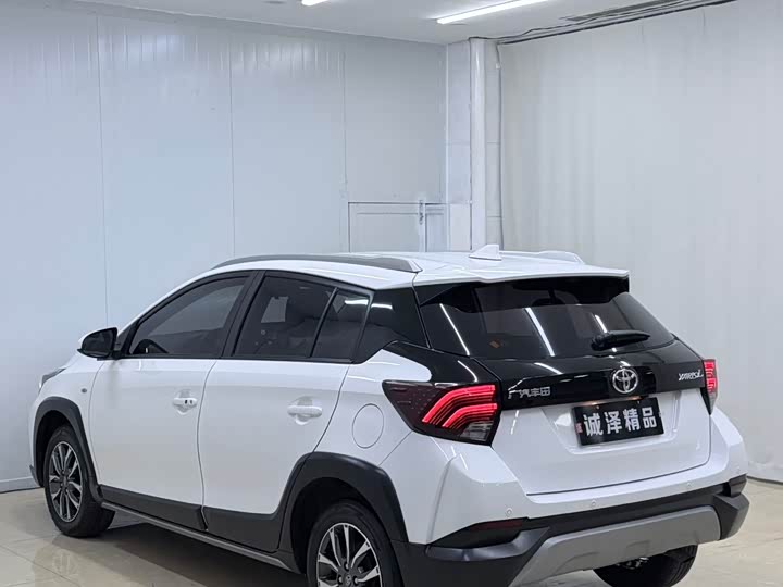 Фото 6 - Toyota Yaris L Hatchback