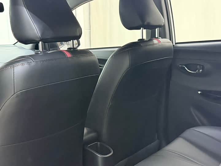 Фото 8 - Toyota Yaris L Hatchback