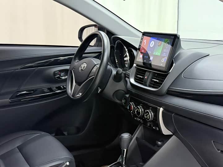 Фото 9 - Toyota Yaris L Hatchback