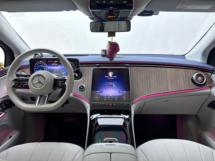 Photo 9 - Mercedes-Benz EQE SUV