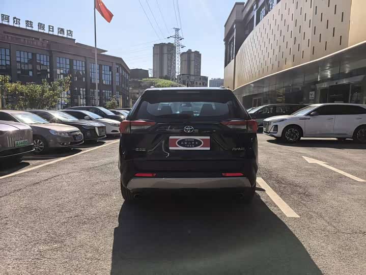 Фото 6 - Toyota RAV4