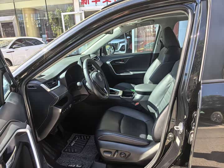 Фото 7 - Toyota RAV4