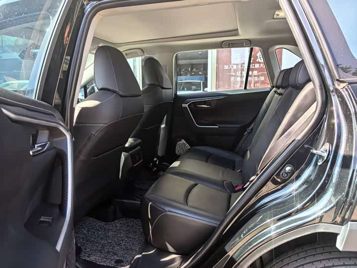 Фото 8 - Toyota RAV4