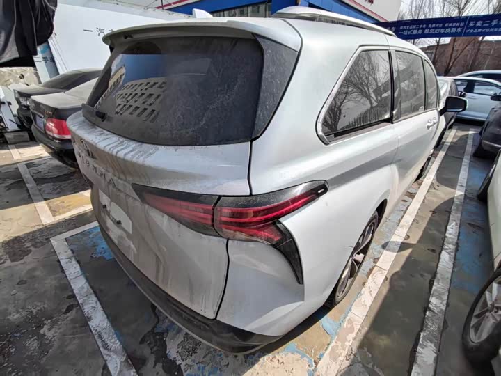 Photo 2 - Toyota Sienna