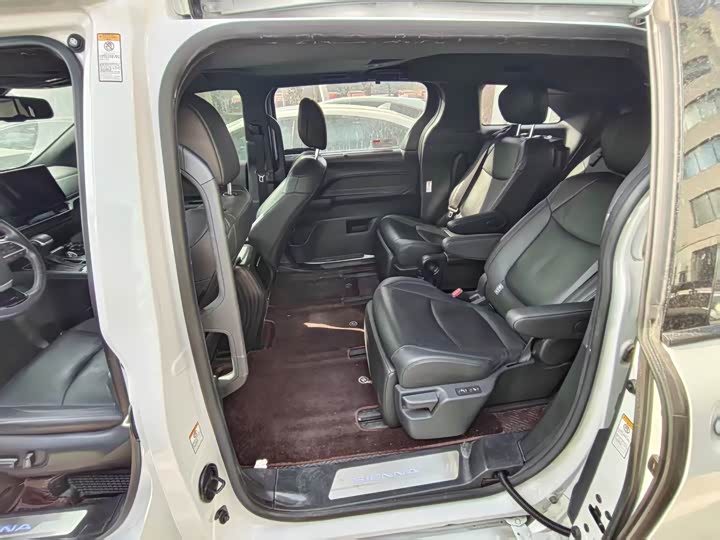 Photo 4 - Toyota Sienna